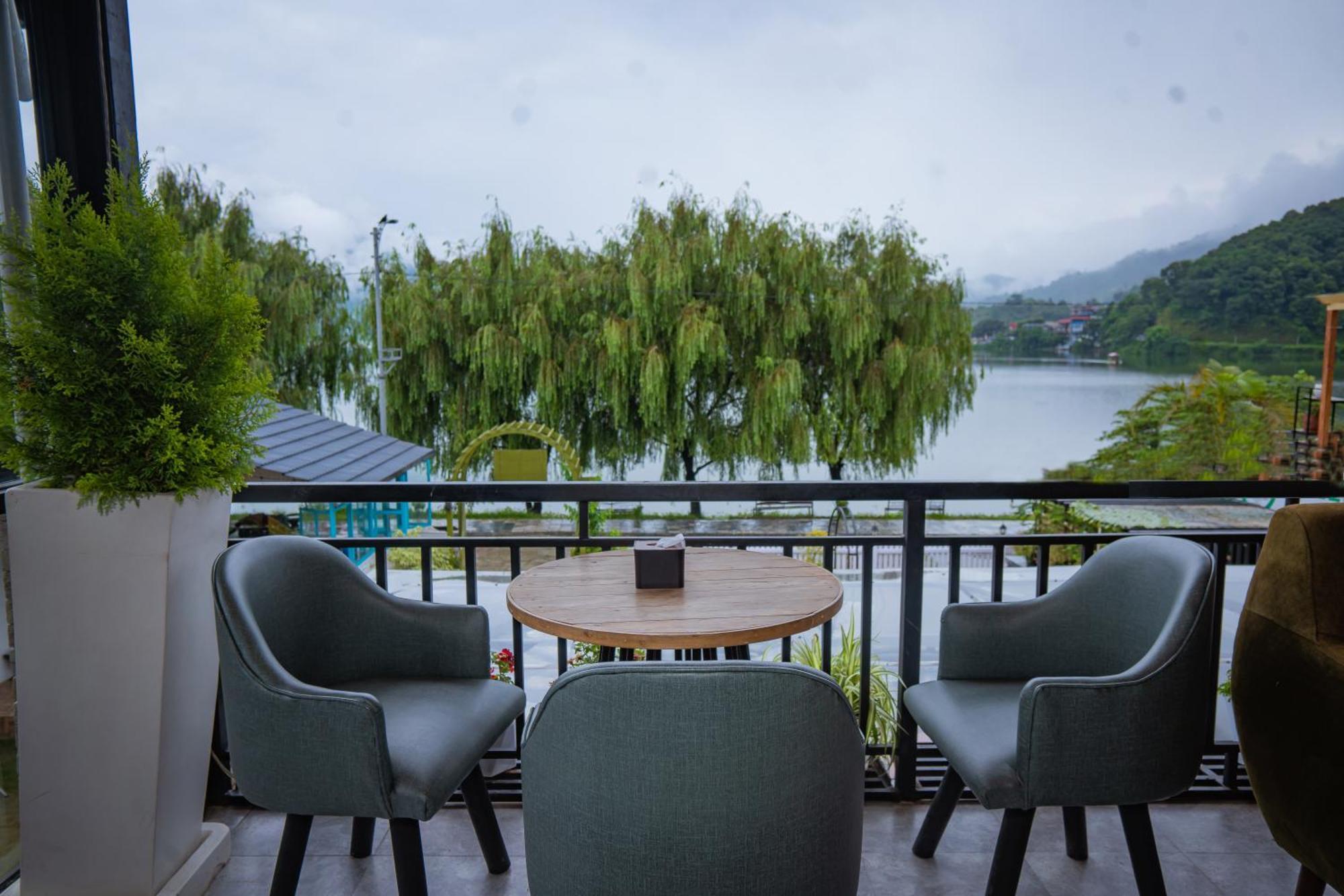 Majestic Lake Front Hotel & Suites Покхара Экстерьер фото
