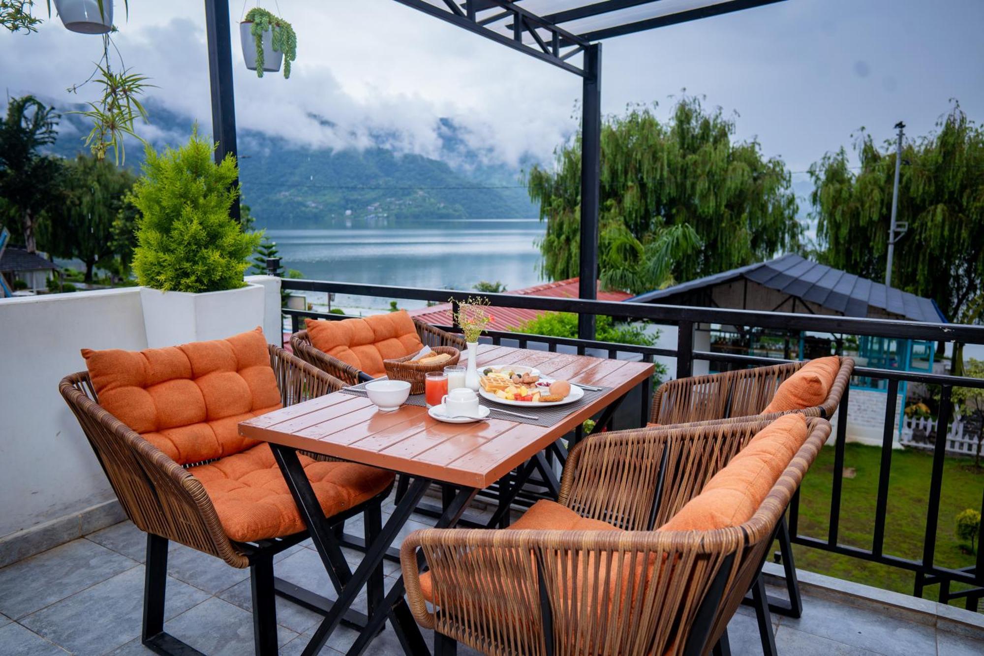 Majestic Lake Front Hotel & Suites Покхара Экстерьер фото