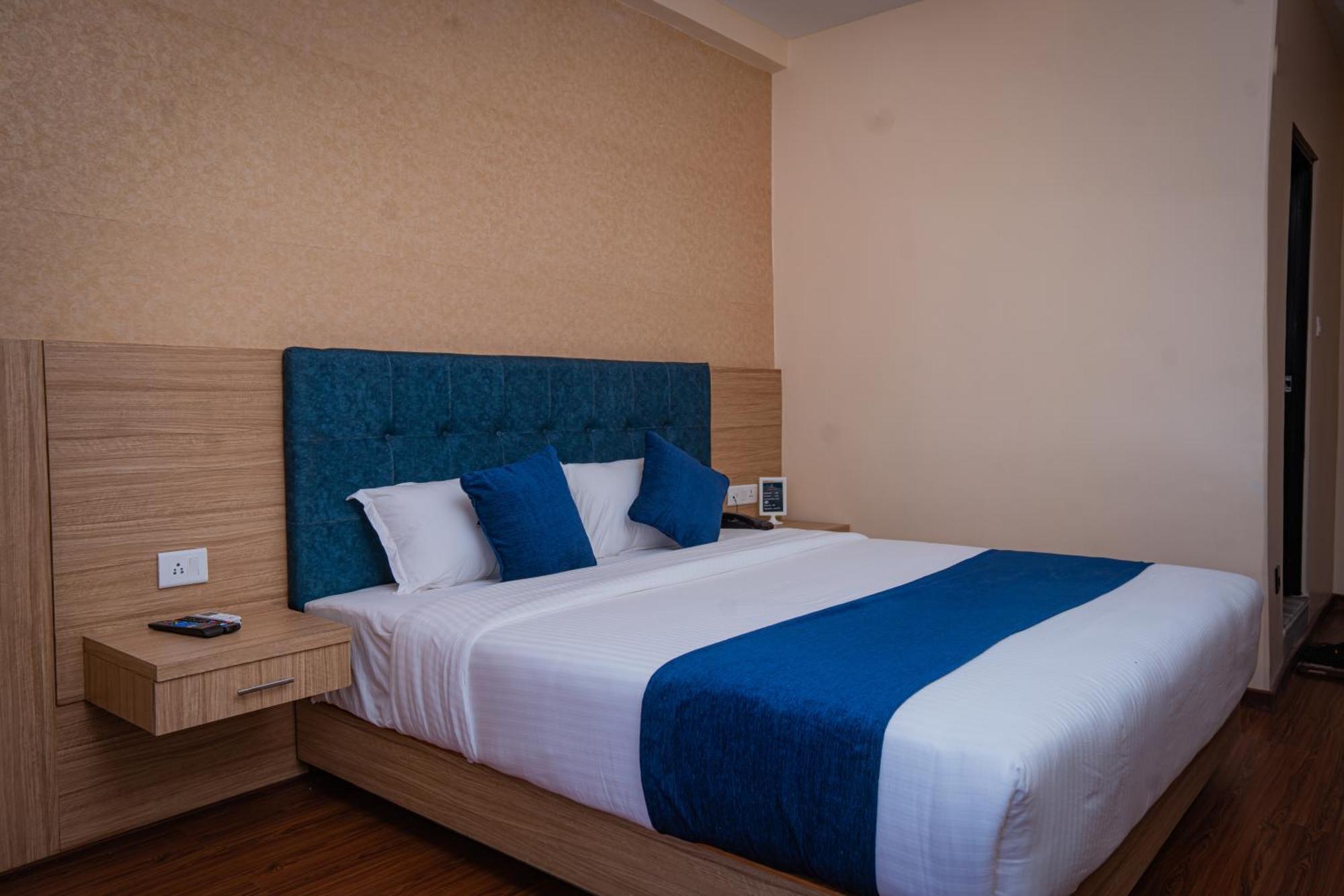 Majestic Lake Front Hotel & Suites Покхара Экстерьер фото