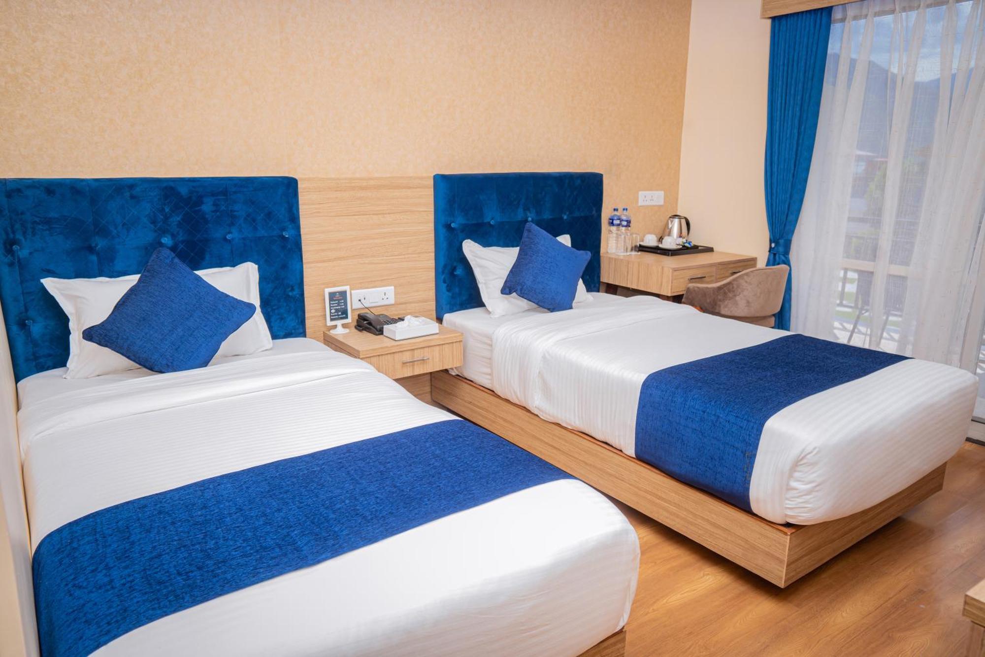 Majestic Lake Front Hotel & Suites Покхара Экстерьер фото
