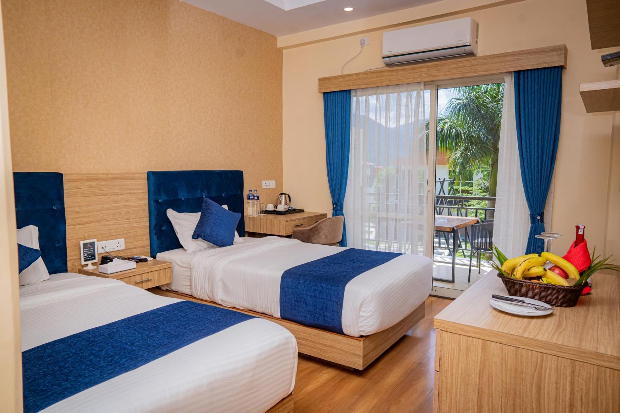 Majestic Lake Front Hotel & Suites Покхара Экстерьер фото