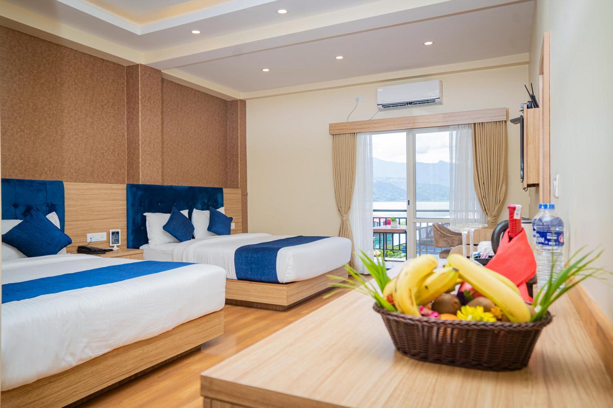 Majestic Lake Front Hotel & Suites Покхара Экстерьер фото