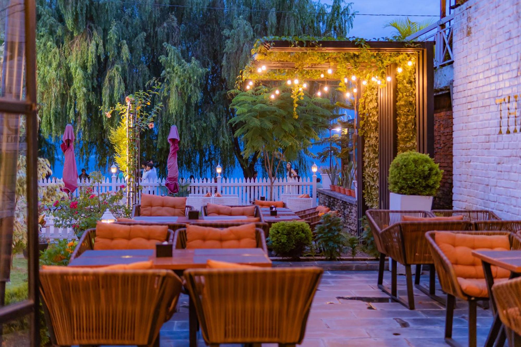 Majestic Lake Front Hotel & Suites Покхара Экстерьер фото