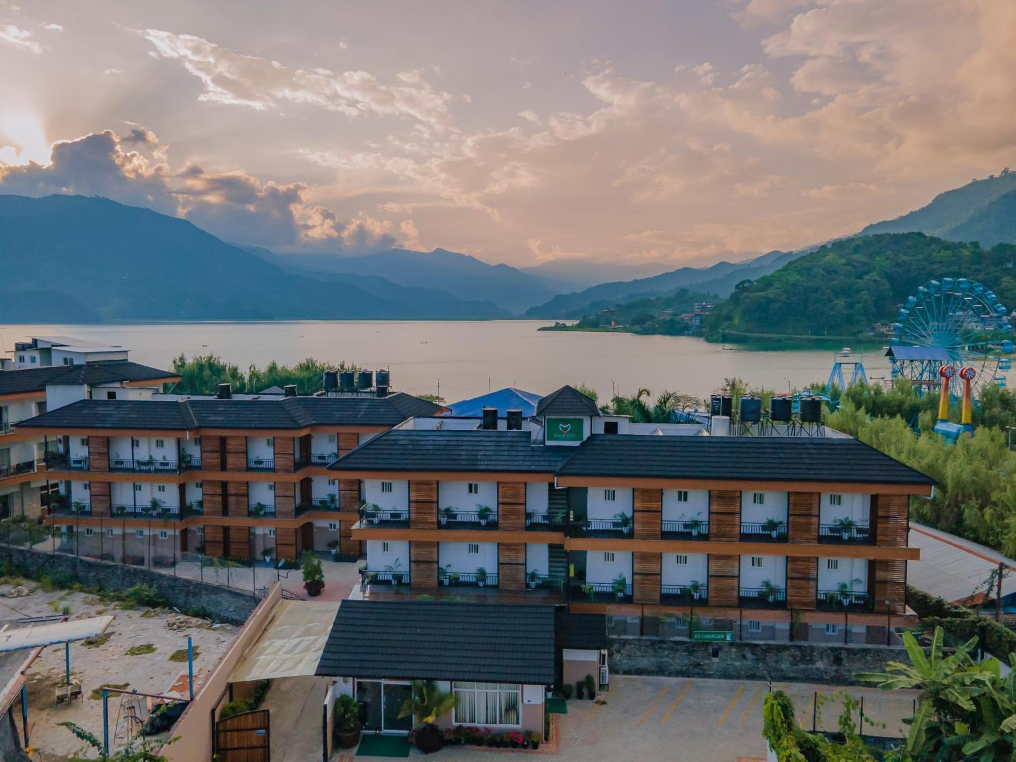 Majestic Lake Front Hotel & Suites Покхара Экстерьер фото